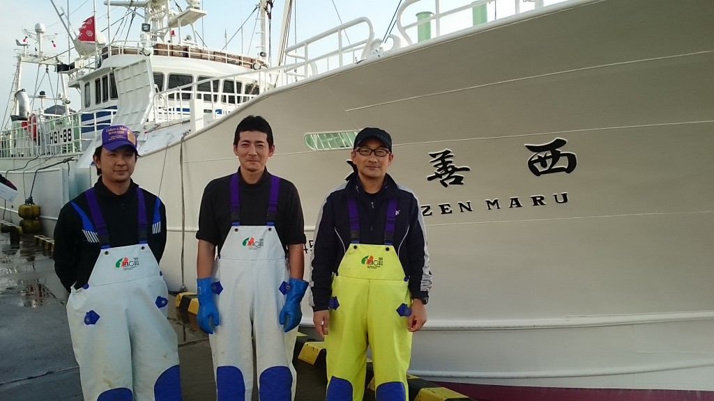 左より啓太さん、西村和弘機関長、西村佳典船長